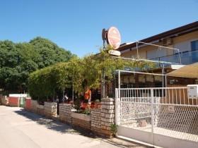Apartment Free Parking Big Garden Перой Екстериор снимка